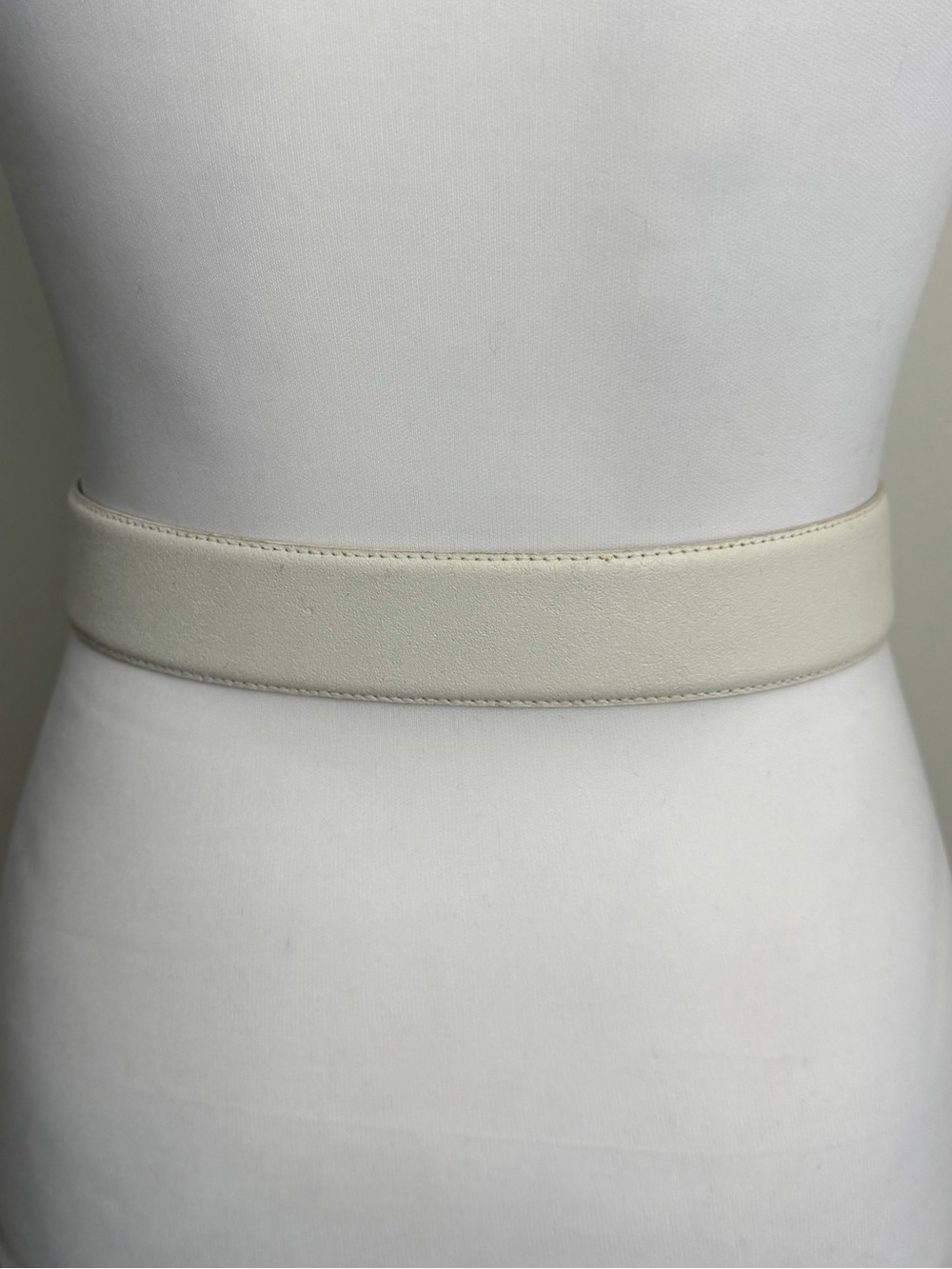 Vintage Ivory Leather Belt with Silver Buckle, Karen Scott Waist Sizes 27" - 31" - Picture 4 of 8